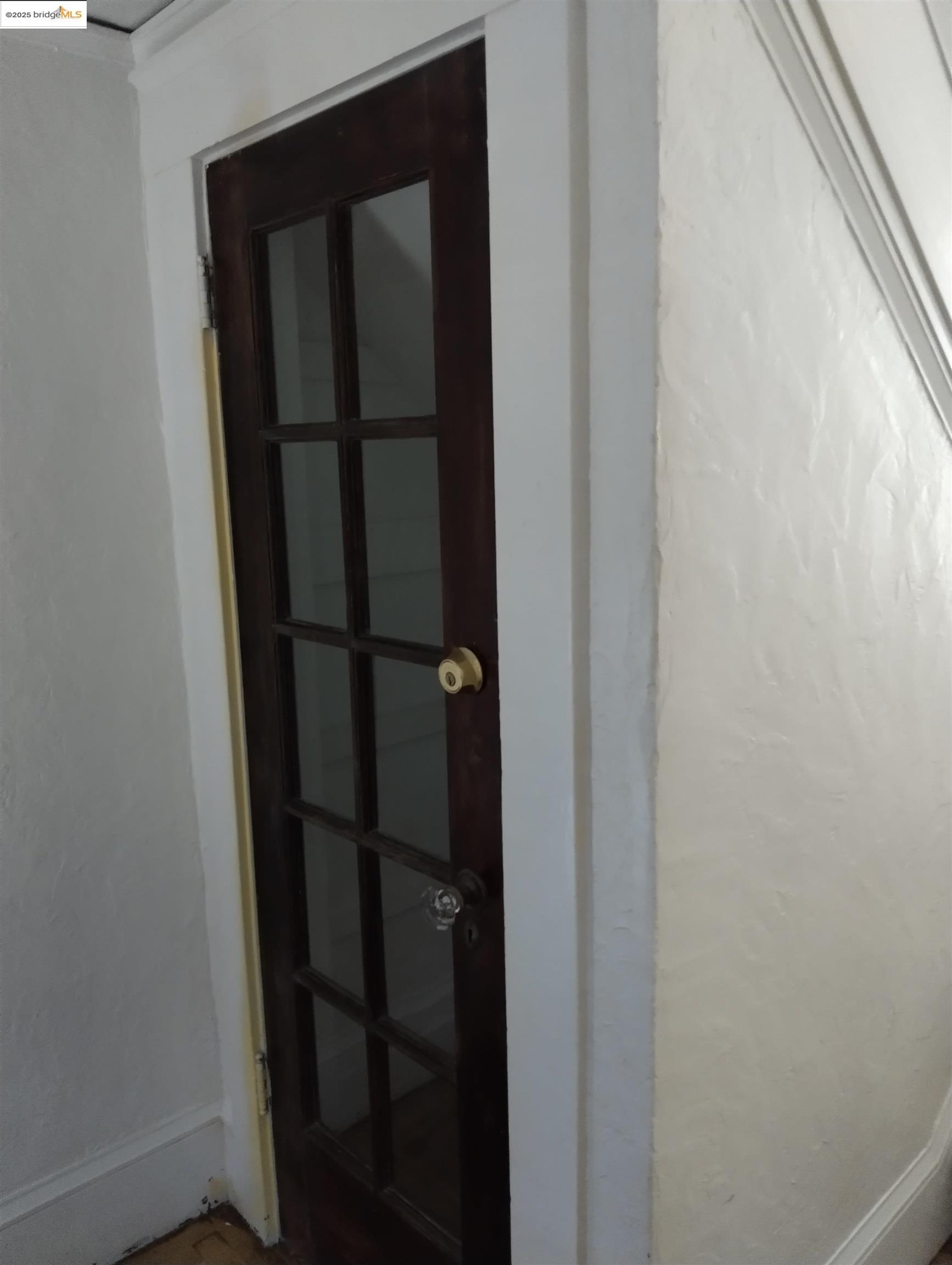 847 East 18th Street Oakland, CA 94606 - Photo 7 of 60 a close view of sliding door