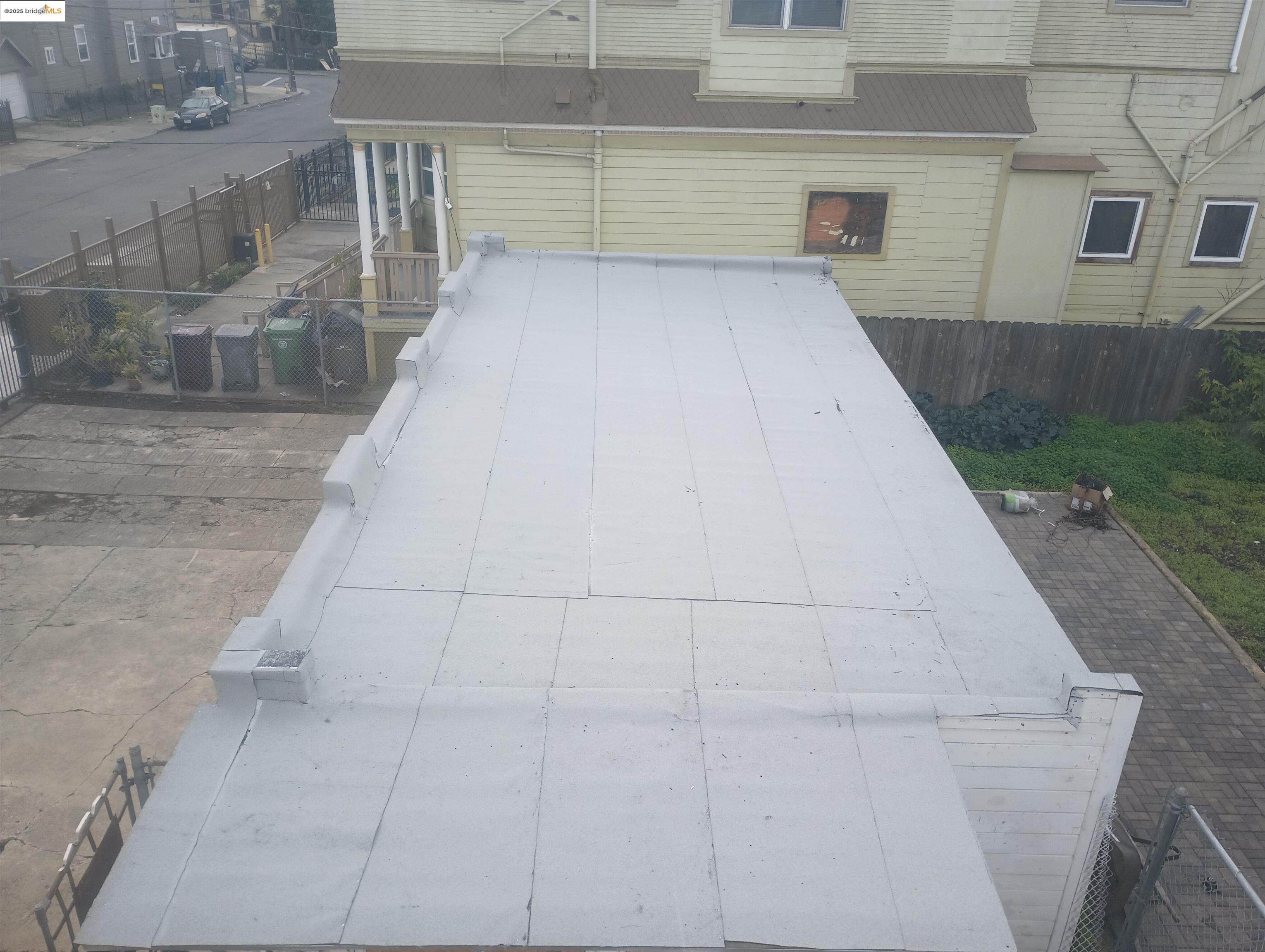 847 East 18th Street Oakland, CA 94606 - Photo 8 of 60 a view of a backyard of the house