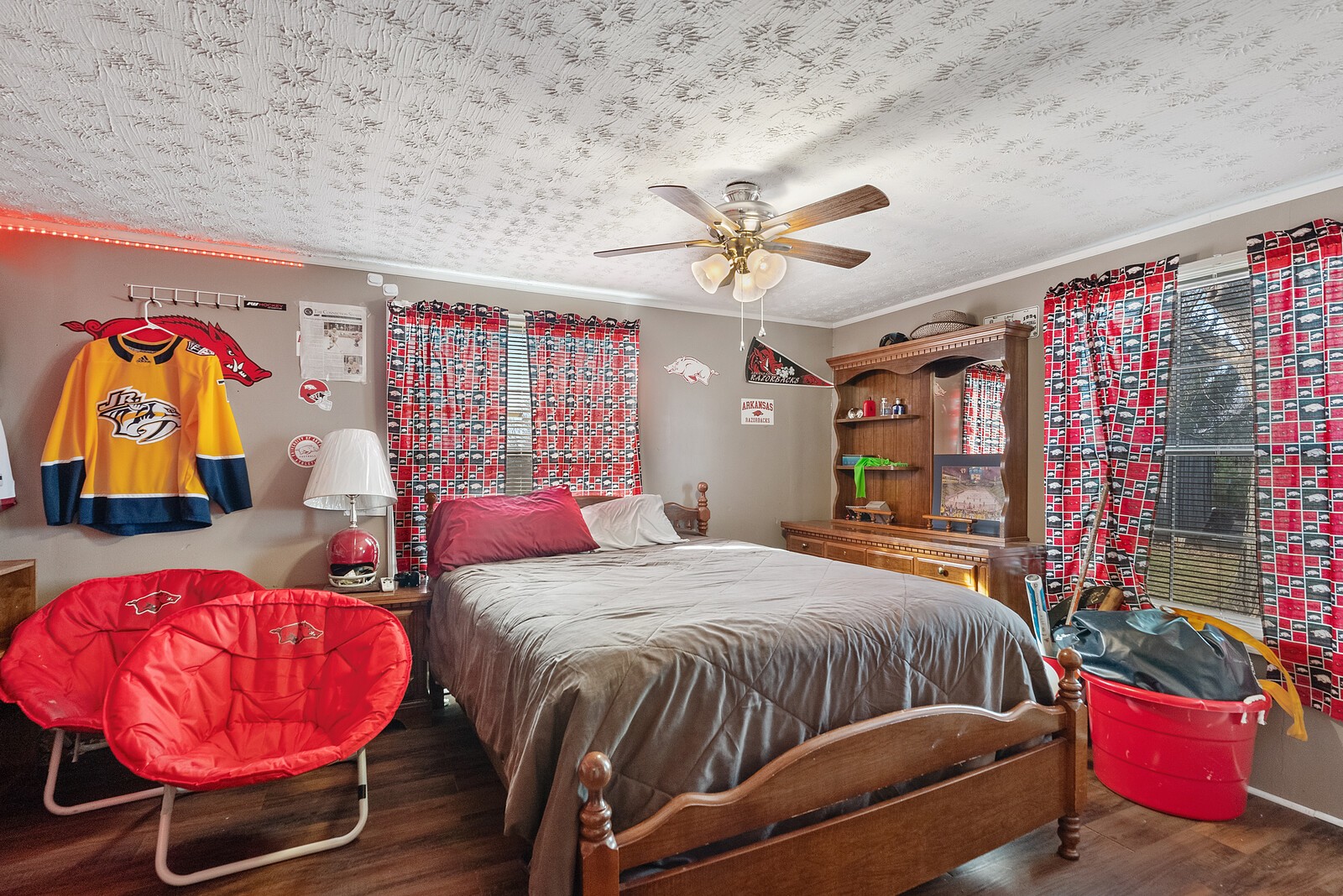 6480 Highway 161 Springfield, TN 37172 - Photo 11 of 20 a bedroom with a bed and a lamp