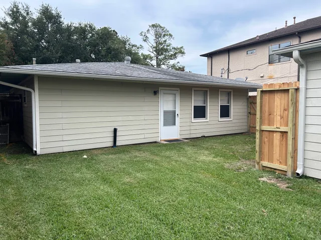 a view of a house with a backyard