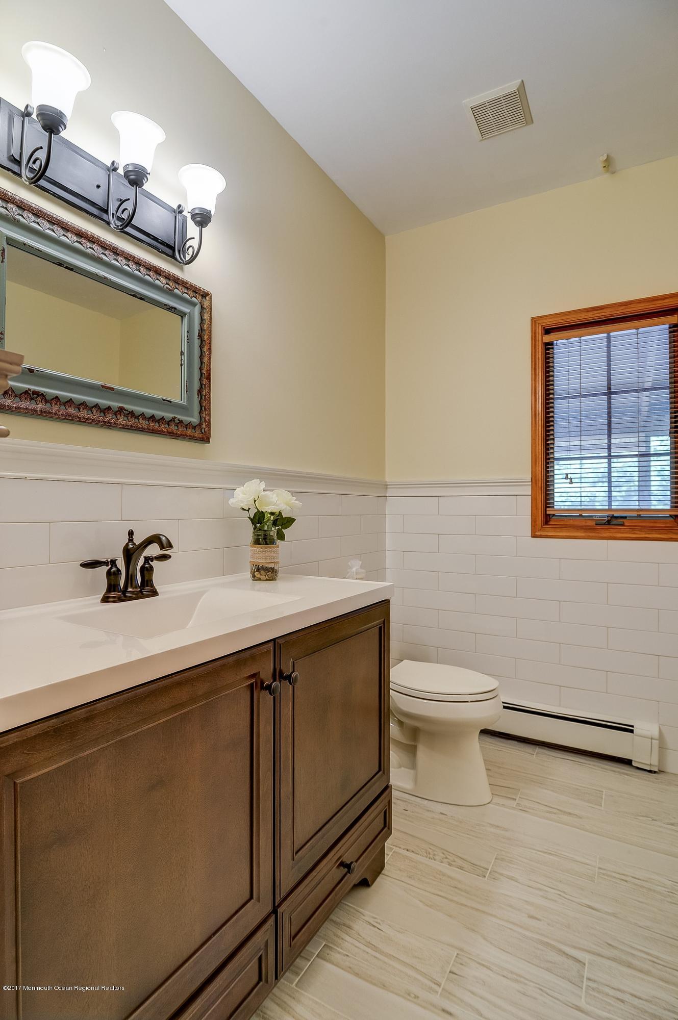 24 Yellow Brook Road Holmdel, NJ 07733 - Photo 17 of 29 Main Floor Full Bath