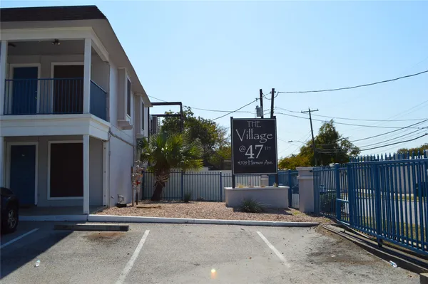 $950 | 4709 Harmon Avenue, Unit 420, Austin, TX 78751