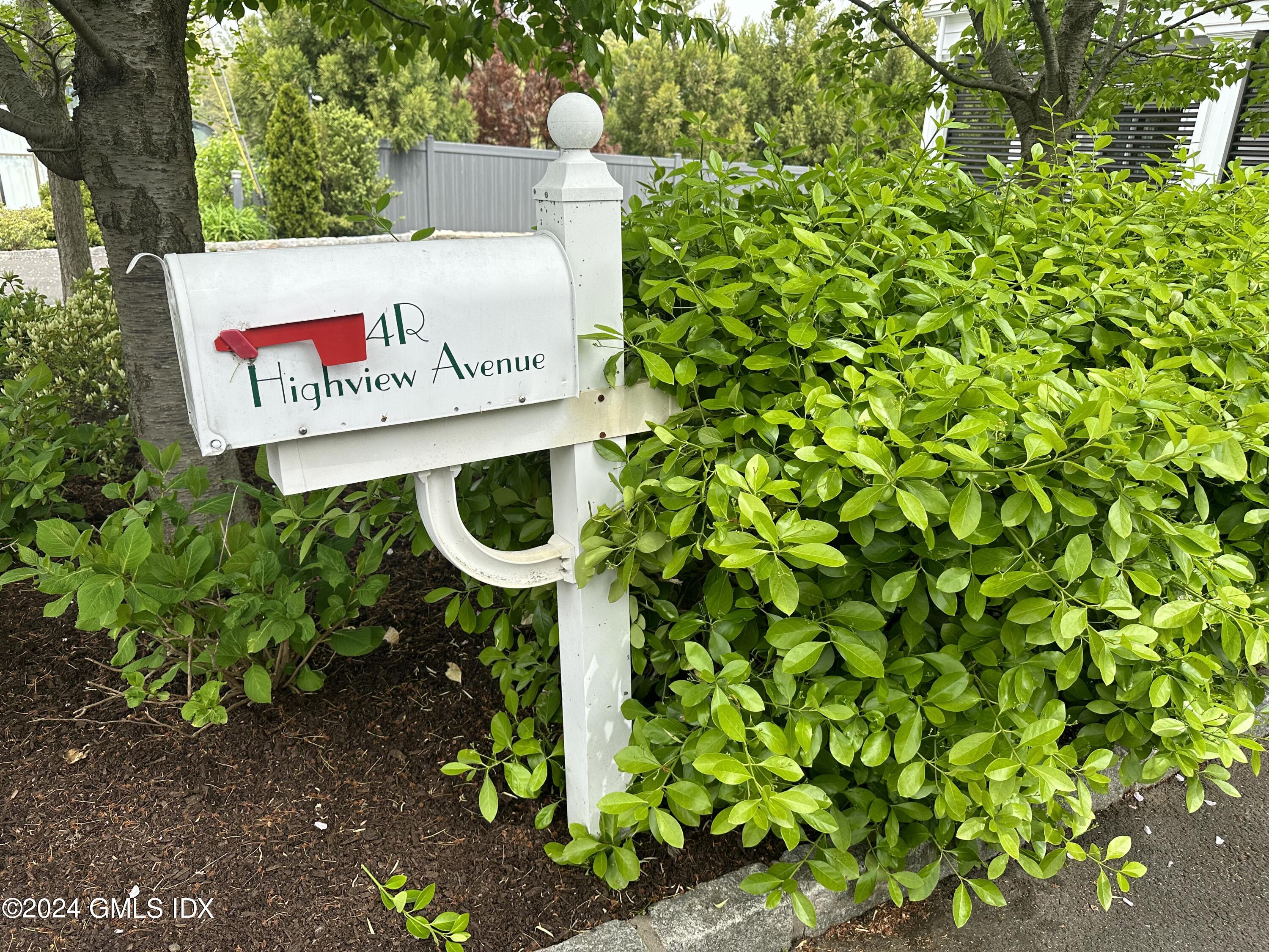 4 R Highview Avenue Old Greenwich, CT 06870 - Photo 19 of 21 a sign that is sitting in a garden