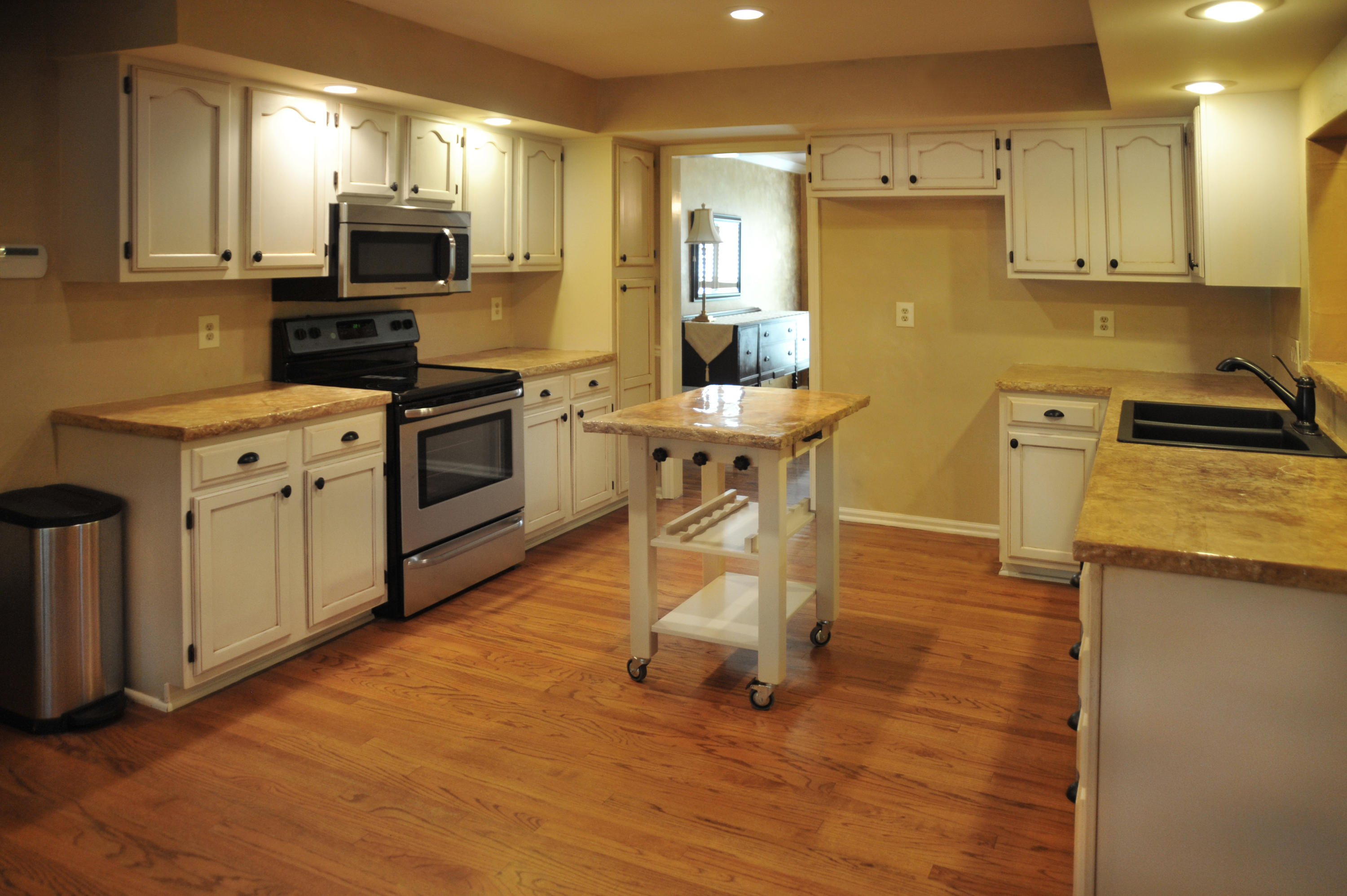 8609 Nubbin Ridge Road Knoxville, TN 37923 - Photo 3 of 19 Kitchen w/ New appliances