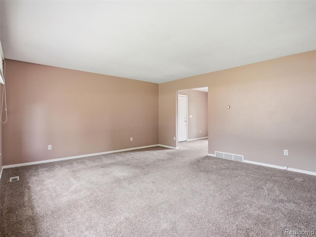 2439 North Long Lake Road Fenton, MI 48430 - Photo 3 of 25