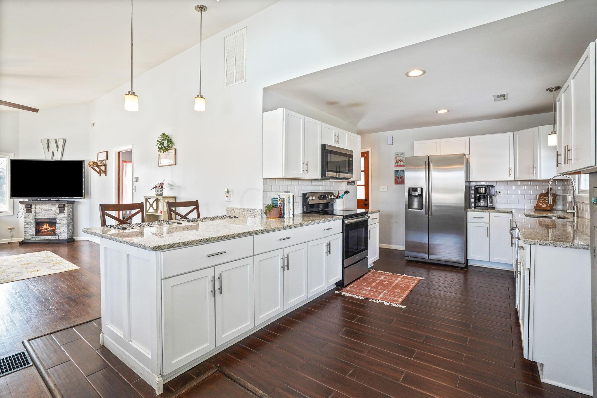 8661 Croton Road Johnstown, OH 43031 - Photo 6 of 23 Large Island in kitchen