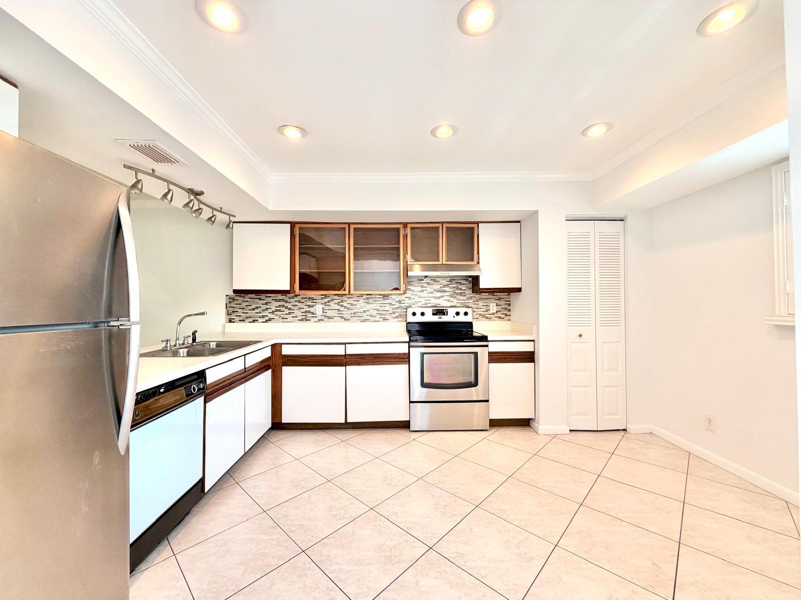 1811 Southwest Palm City Road Southwest, Unit A502 Stuart, FL 34994 - Photo 7 of 27 Kitchen