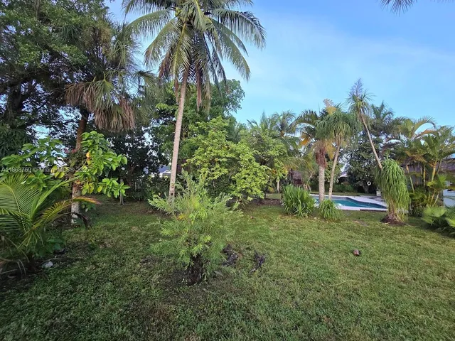 a view of a yard in a yard