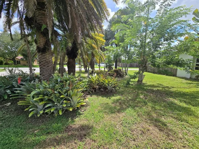 a view of yard with green space