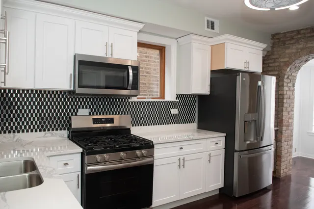 $2,800 | 2026 West McLean Avenue, Unit 2, Chicago, IL 60647