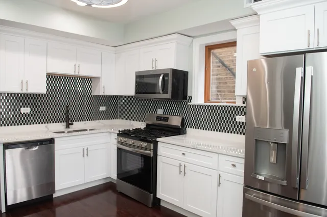 $2,800 | 2026 West McLean Avenue, Unit 2, Chicago, IL 60647