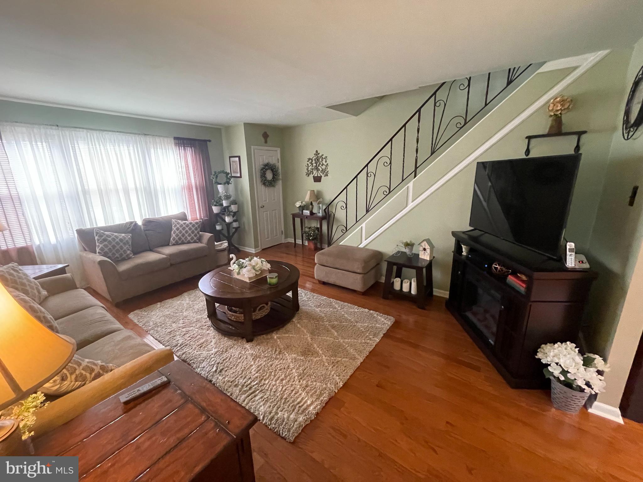 9908 Medway Road Philadelphia, PA 19115 - Photo 5 of 23 Living Room
