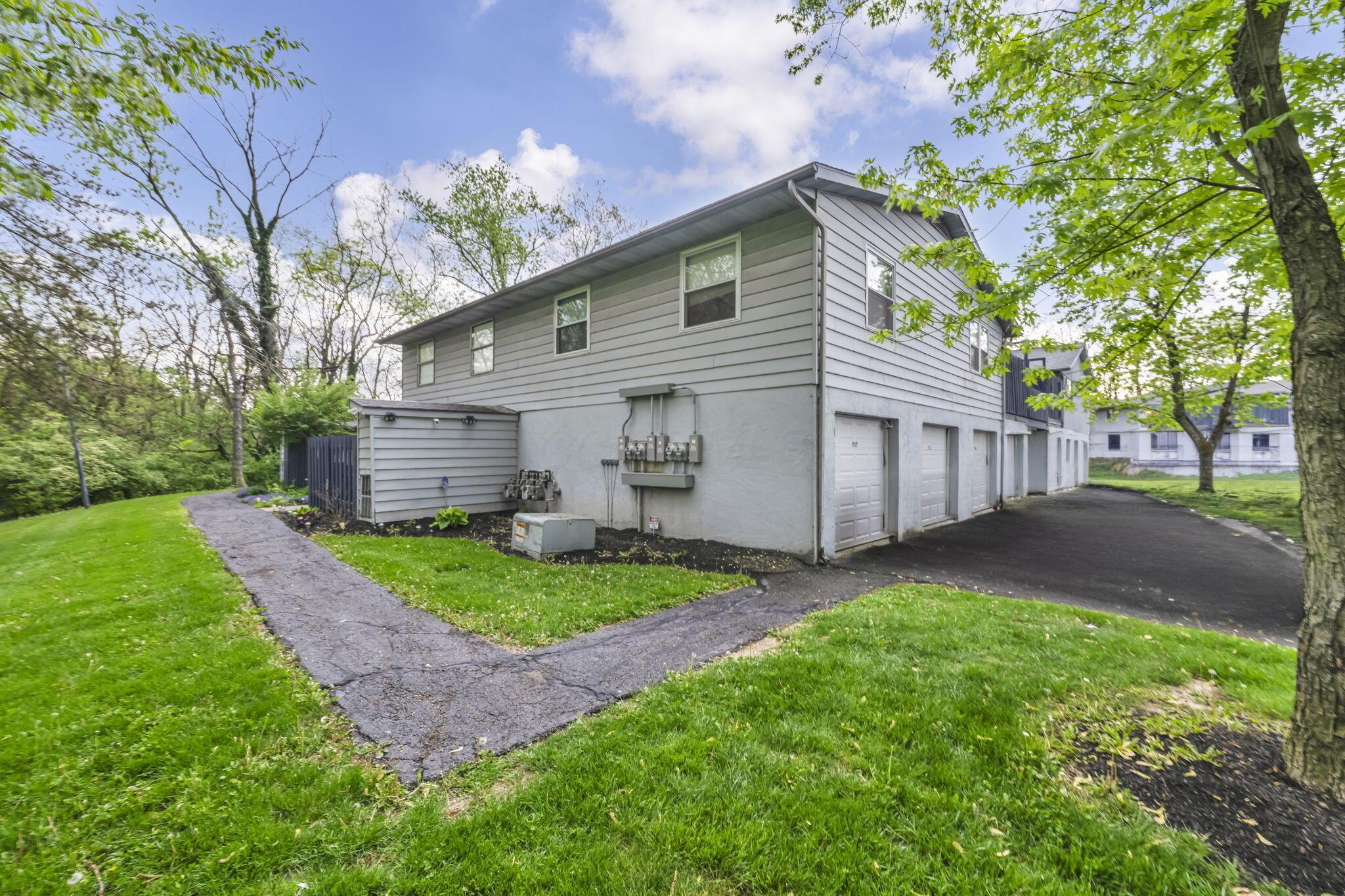 717 Cherry Hollow Road, Unit B Columbus, OH 43228 - Photo 5 of 33 5-web-or-mls-Cherry Hollow_26