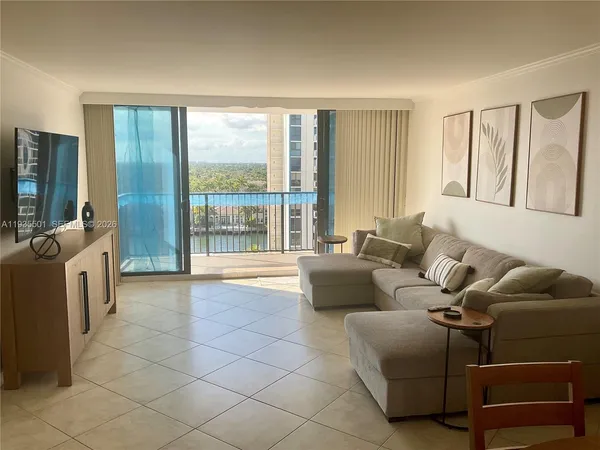 $2,400 | 2101 South Ocean Drive, Unit 1006, Hollywood, FL 33019