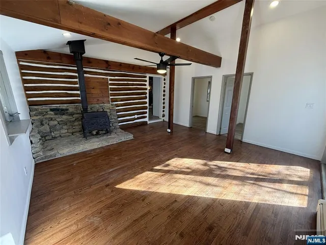 a view of the house front of a house