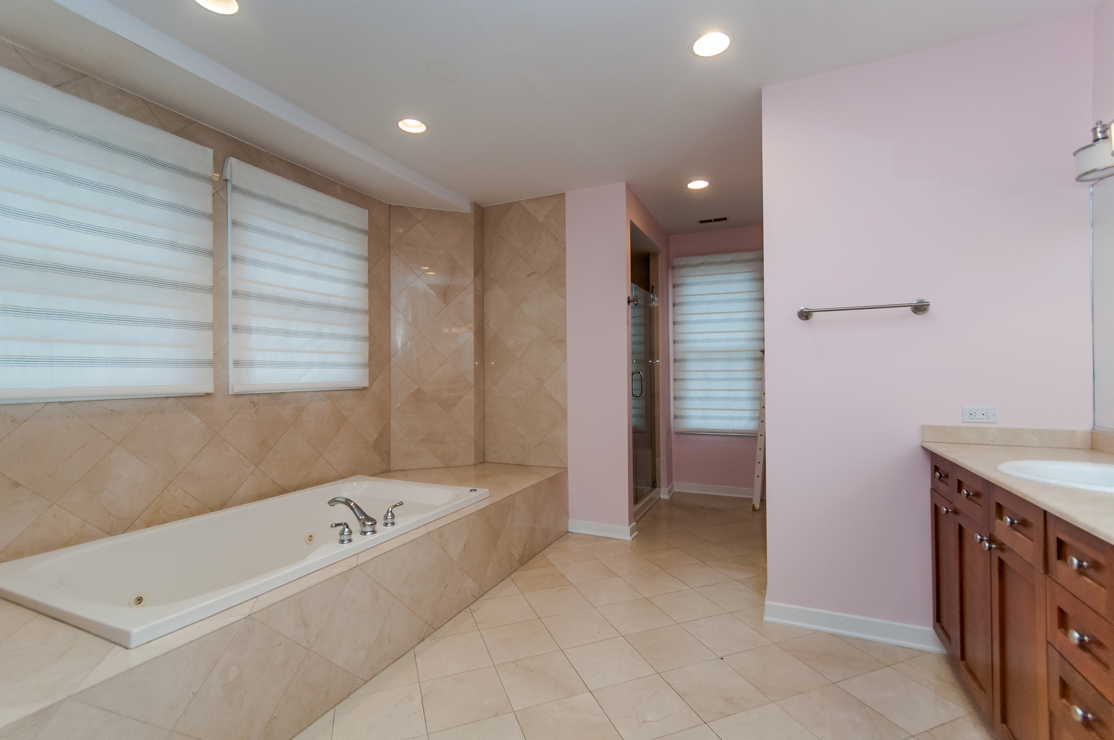 24 North Ada Street, Unit I Chicago, IL 60607 - Photo 8 of 12 a bathroom with a bathtub and a sink