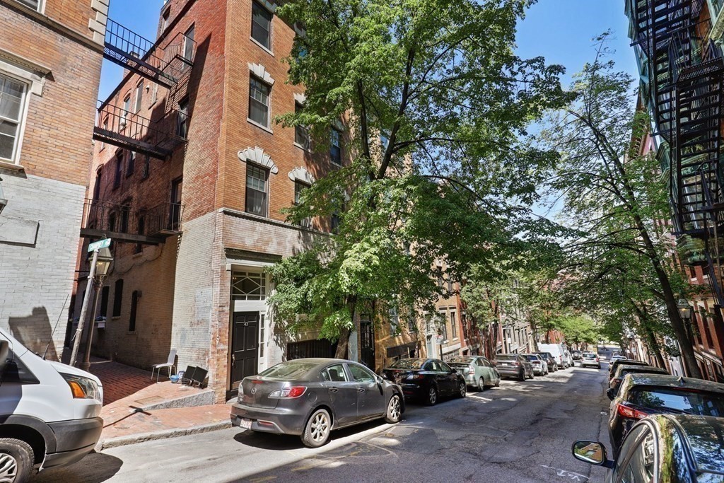 43 Anderson Street, Unit 2 Boston, MA 02114 - Photo 3 of 33