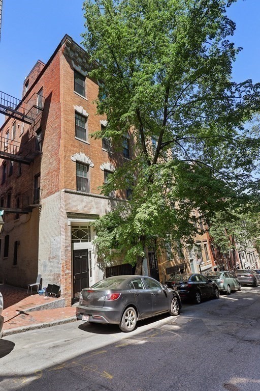 43 Anderson Street, Unit 2 Boston, MA 02114 - Photo 4 of 33