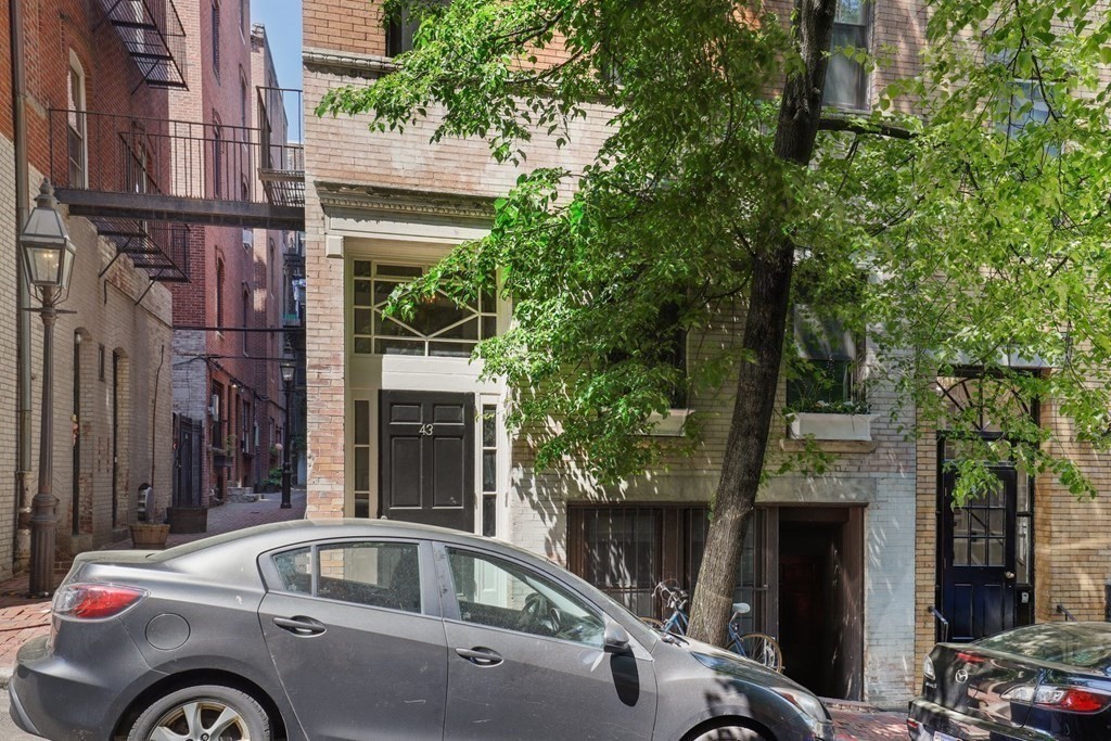 43 Anderson Street, Unit 2 Boston, MA 02114 - Photo 5 of 33
