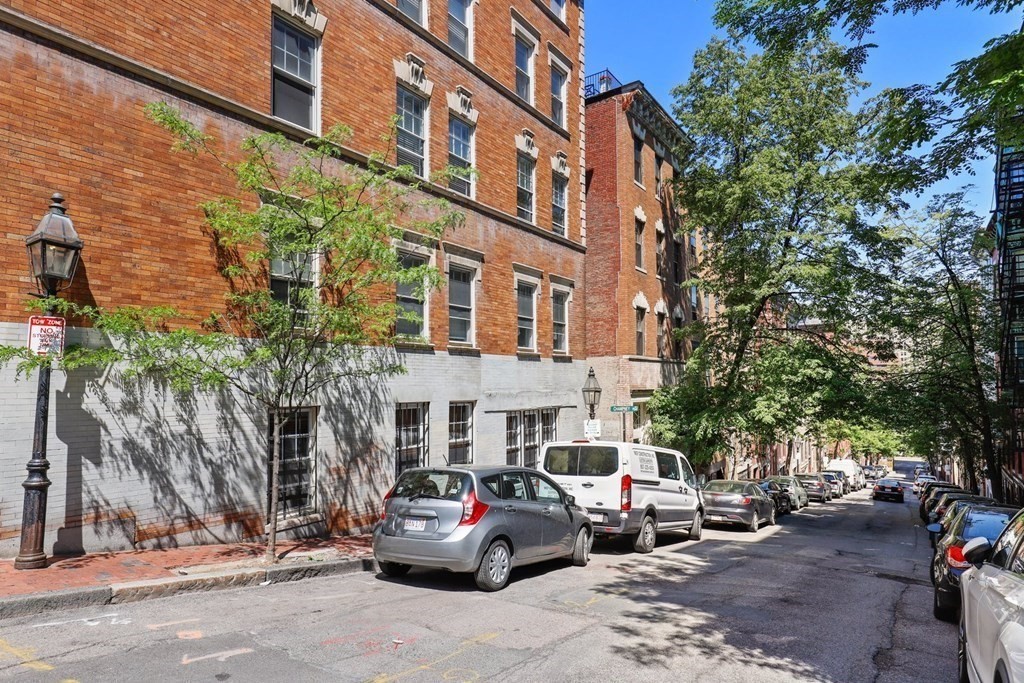 43 Anderson Street, Unit 2 Boston, MA 02114 - Photo 6 of 33