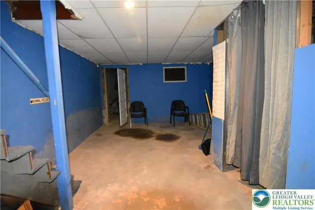 a view of livingroom with furniture