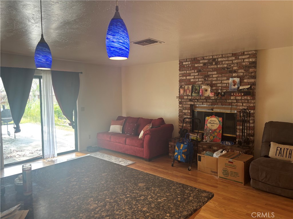 313 Mamie Street Ridgecrest, CA 93555 - Photo 11 of 33 Living room