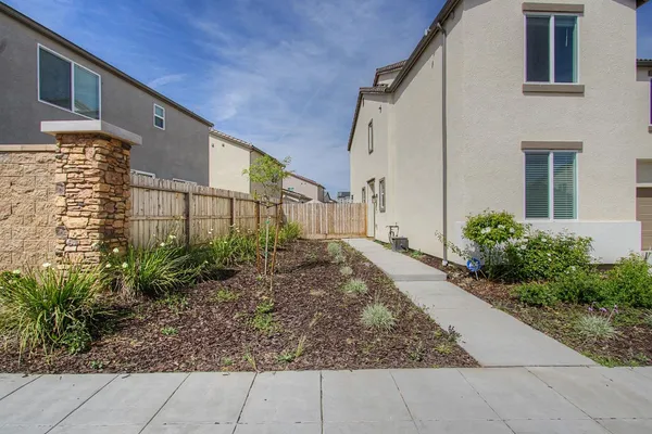 $525,000 | 1183 Ponderosa Way West, Madera, CA 93636