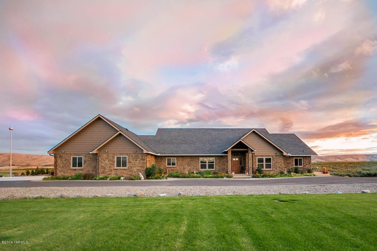 10600 Occidental Road Yakima, WA 98903 - Photo 1 of 40 a front view of house with yard and green space
