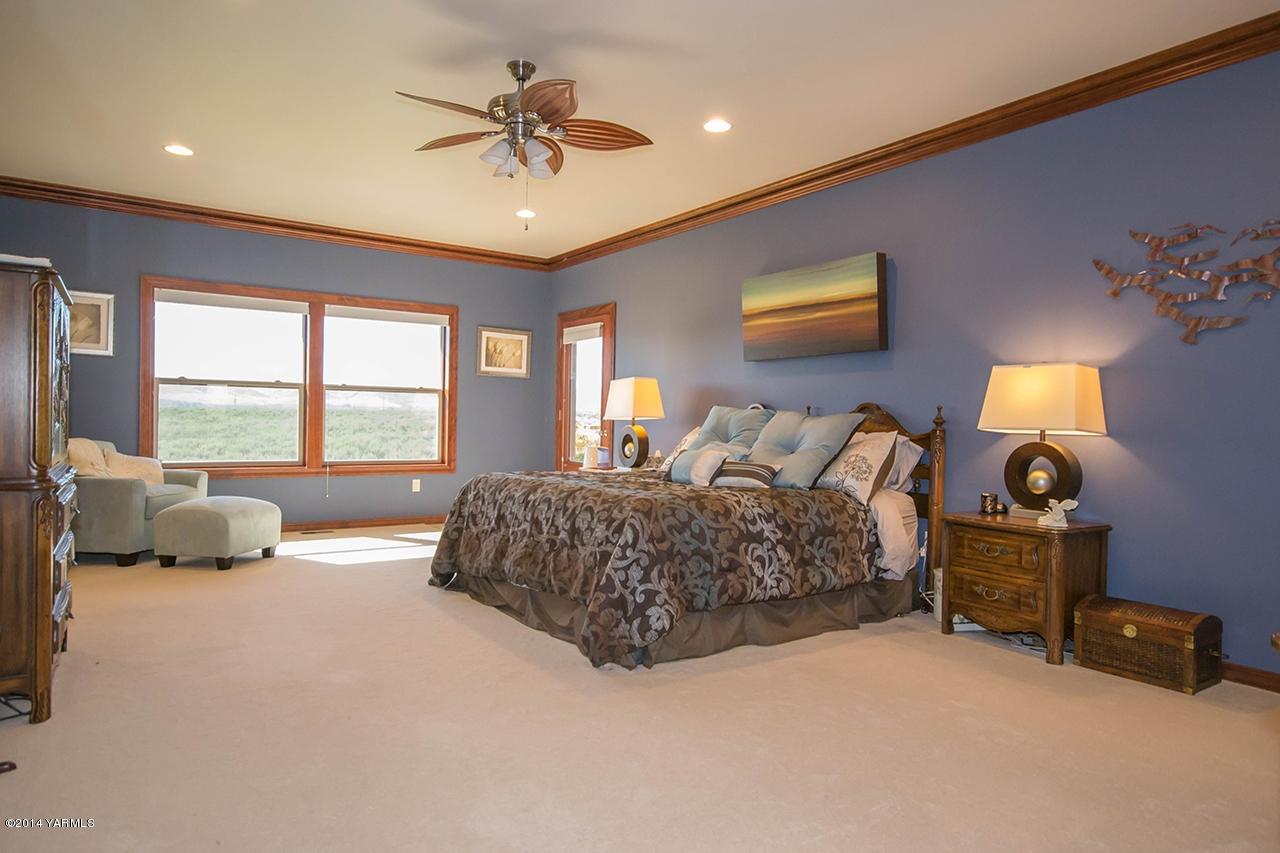 10600 Occidental Road Yakima, WA 98903 - Photo 14 of 40 a spacious bedroom with a bed and a window