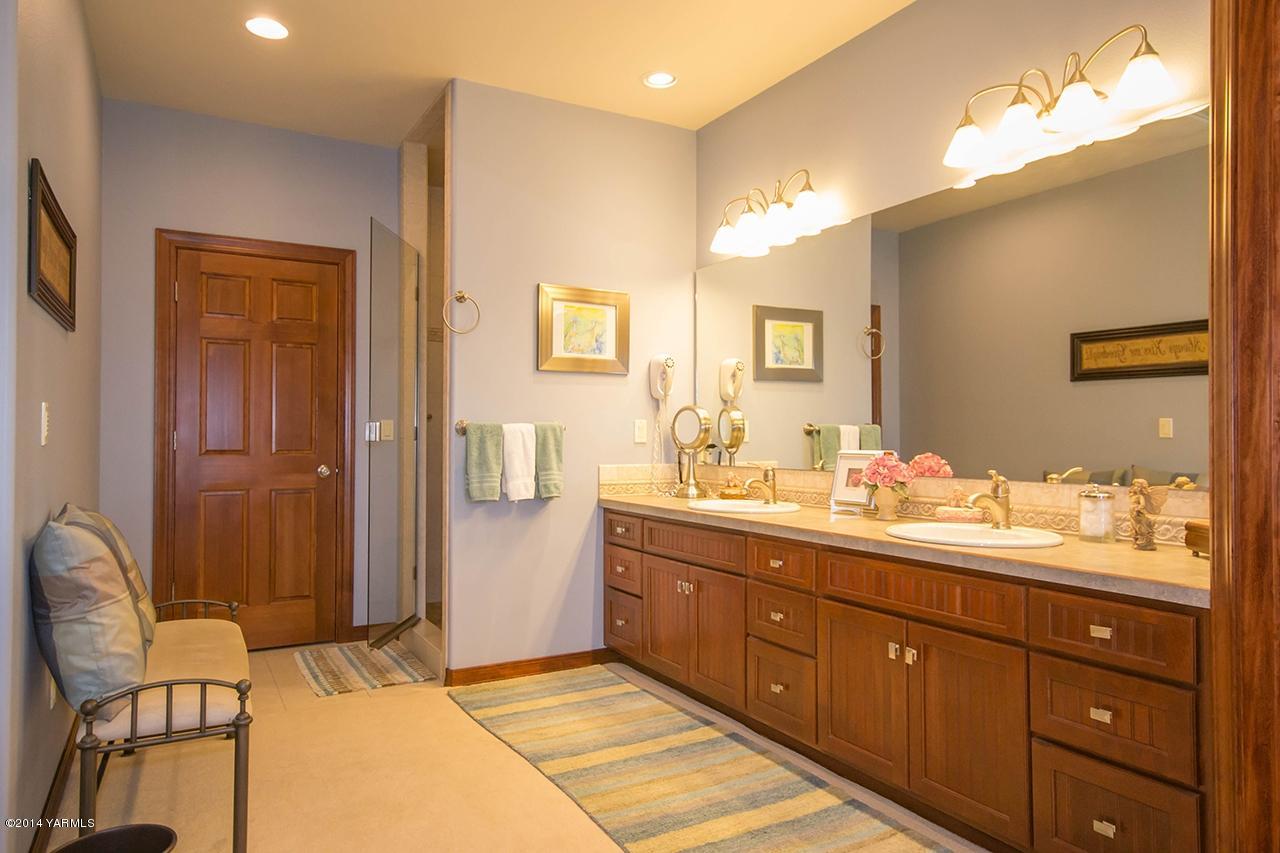 10600 Occidental Road Yakima, WA 98903 - Photo 16 of 40 a spacious bathroom with a double vanity sink and a mirror