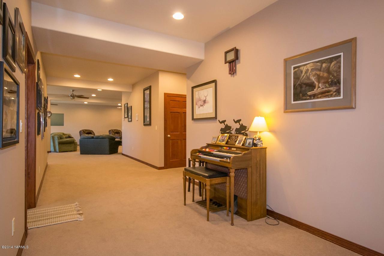 10600 Occidental Road Yakima, WA 98903 - Photo 19 of 40 a bed room with a bed and furniture