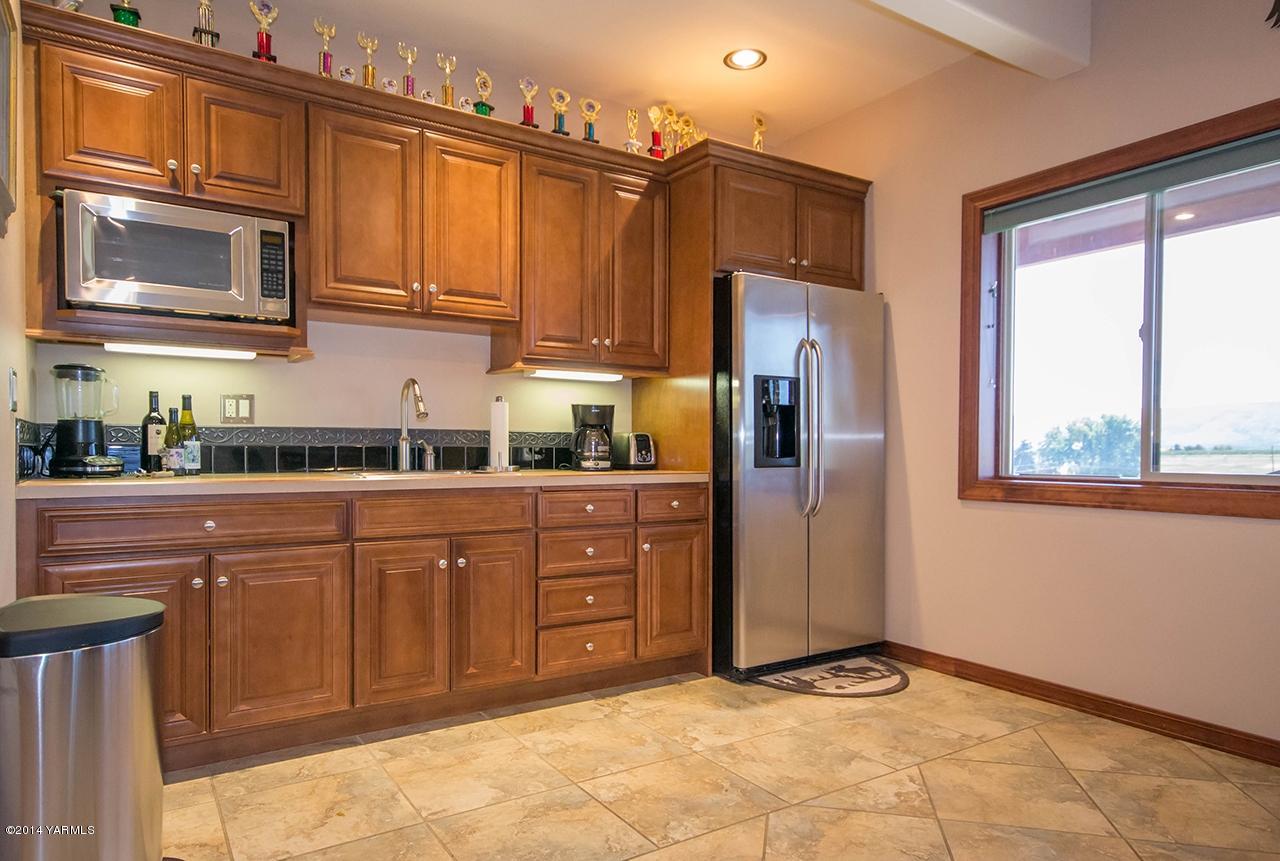 10600 Occidental Road Yakima, WA 98903 - Photo 21 of 40 a kitchen with stainless steel appliances granite countertop a refrigerator stove and sink