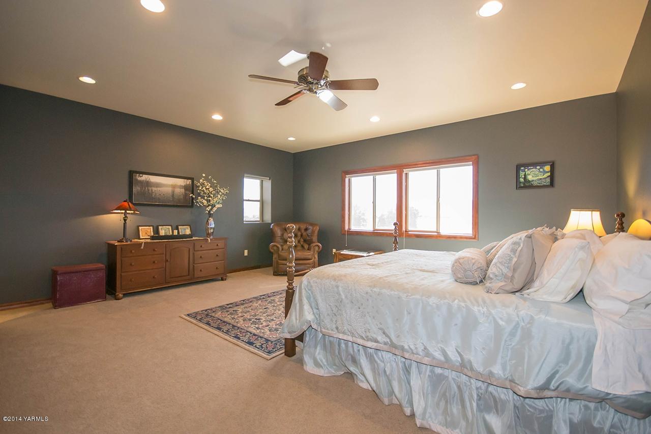 10600 Occidental Road Yakima, WA 98903 - Photo 22 of 40 a bedroom with a bed and a tv