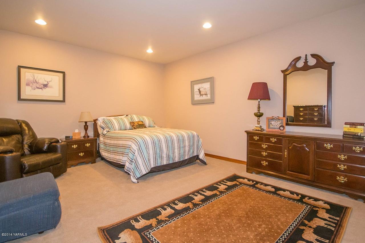 10600 Occidental Road Yakima, WA 98903 - Photo 24 of 40 a bedroom with a bed and dresser