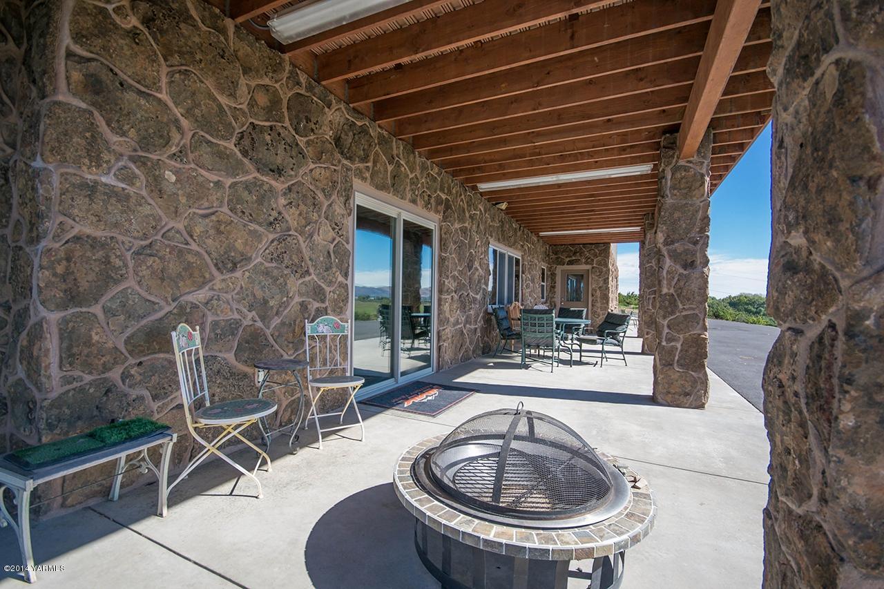10600 Occidental Road Yakima, WA 98903 - Photo 28 of 40 a view of a patio with table and chairs potted plants with wooden floor