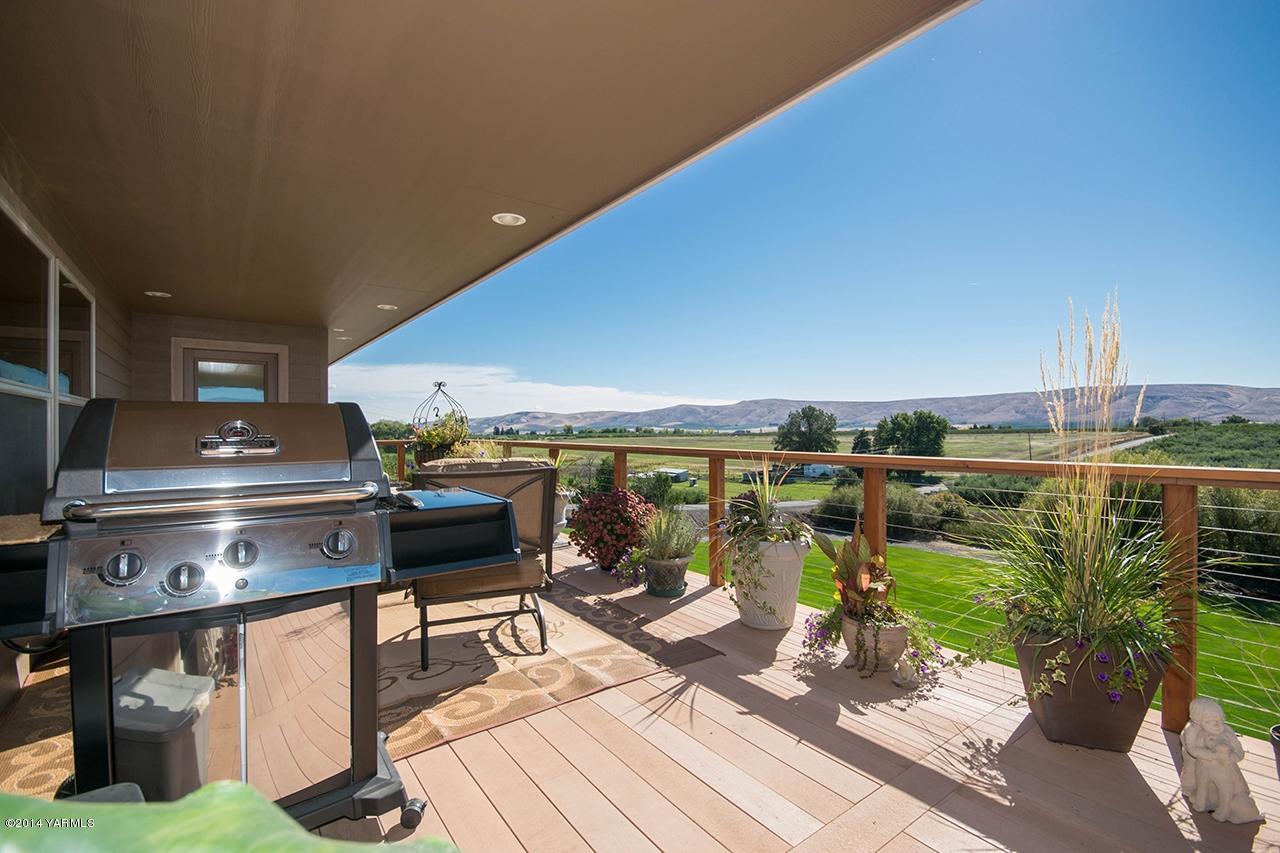 10600 Occidental Road Yakima, WA 98903 - Photo 29 of 40 a view of a terrace with sitting area
