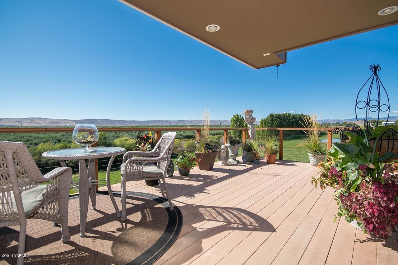 10600 Occidental Road Yakima, WA 98903 - Photo 30 of 40 a view of a patio with swimming pool