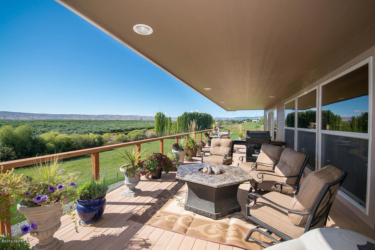 10600 Occidental Road Yakima, WA 98903 - Photo 31 of 40 a view of a balcony with furniture and flowers