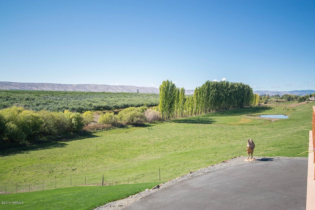 10600 Occidental Road Yakima, WA 98903 - Photo 32 of 40 a view of a field with an ocean