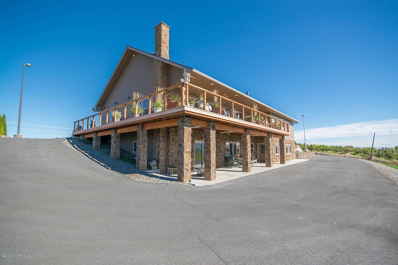 10600 Occidental Road Yakima, WA 98903 - Photo 36 of 40 a front view of a house with a yard