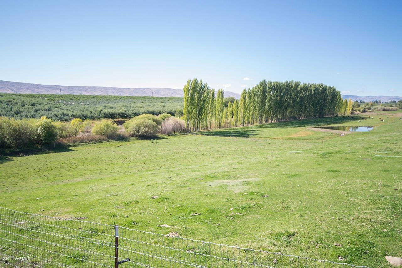 10600 Occidental Road Yakima, WA 98903 - Photo 38 of 40 a view of a field with an ocean