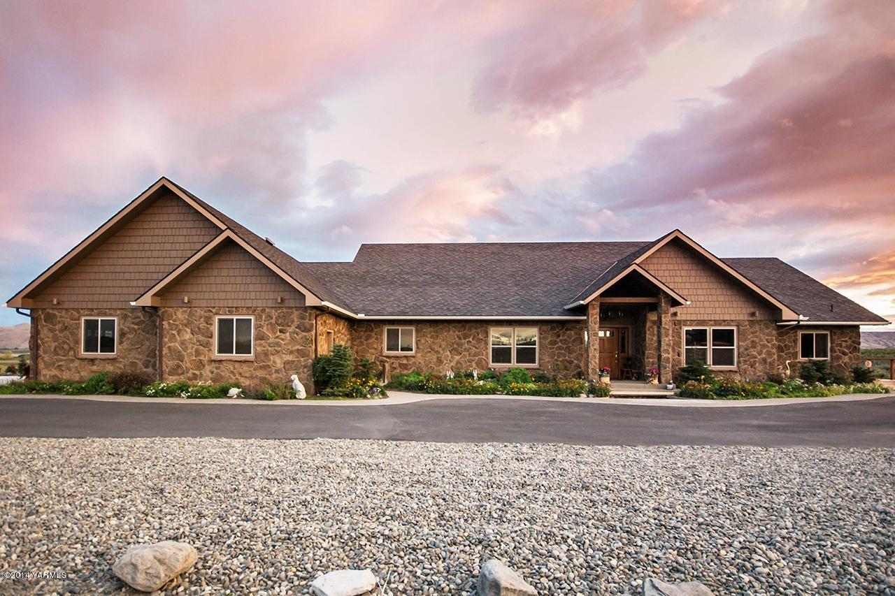 10600 Occidental Road Yakima, WA 98903 - Photo 40 of 40 a front view of a house with a yard