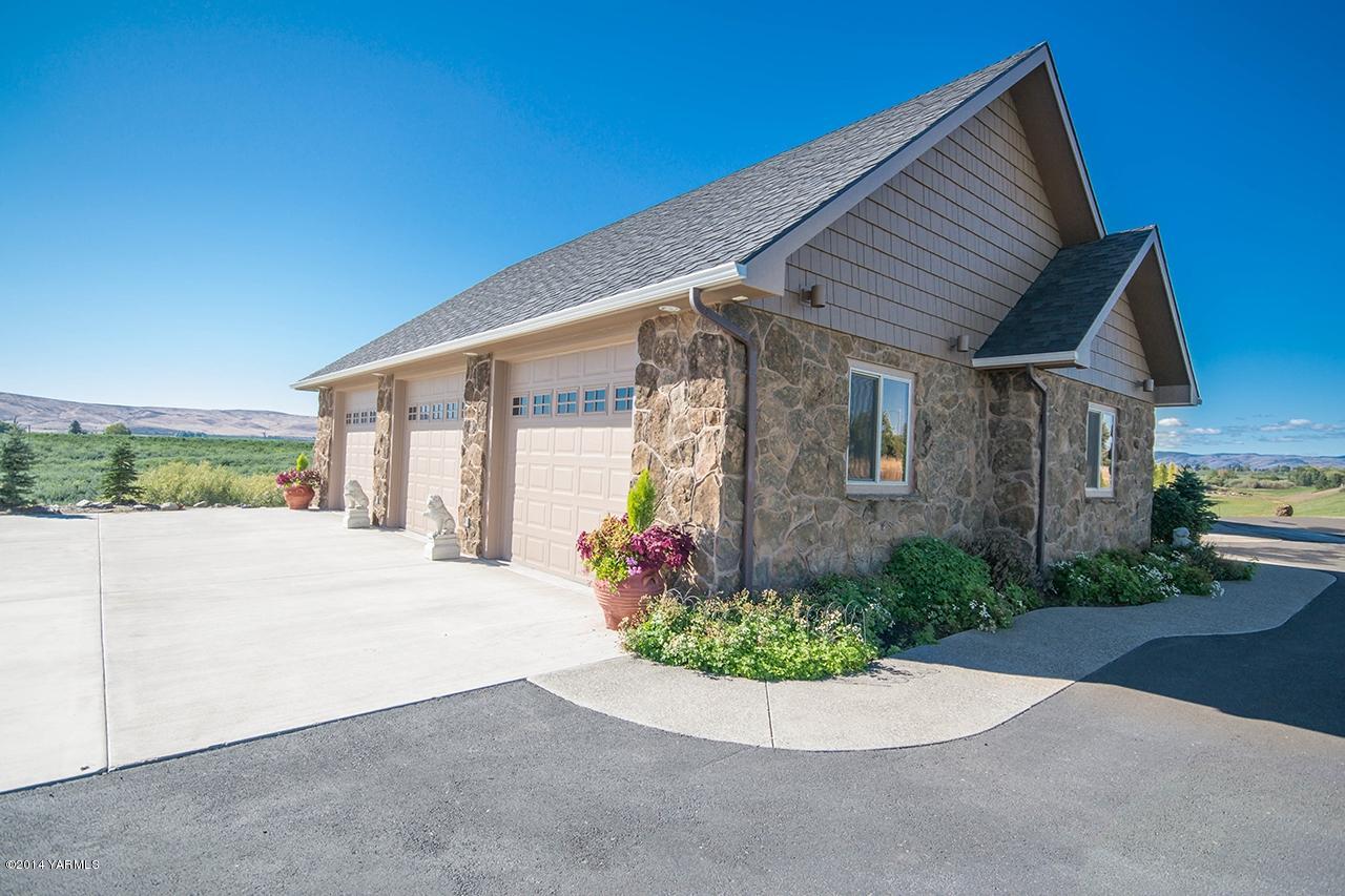10600 Occidental Road Yakima, WA 98903 - Photo 5 of 40 a front view of a house with a yard