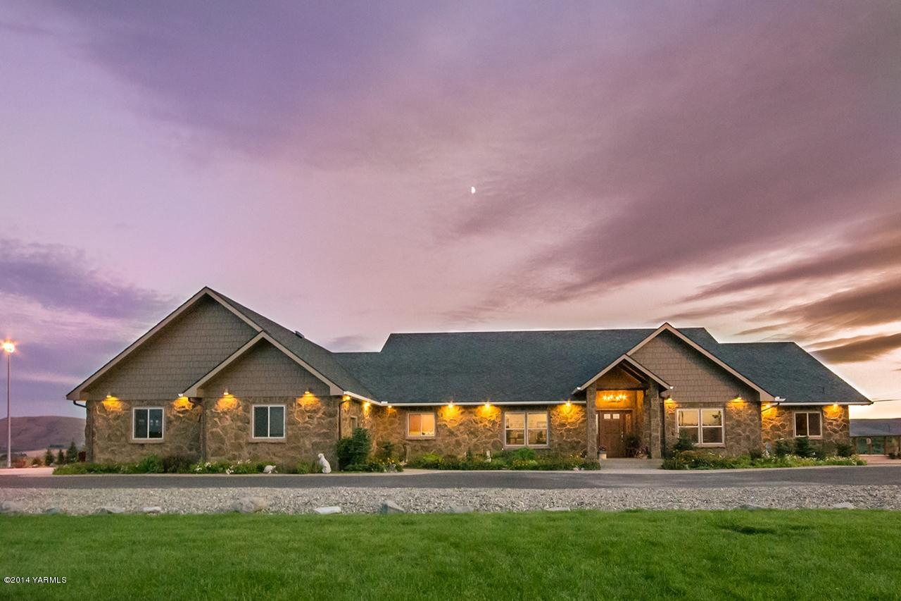 10600 Occidental Road Yakima, WA 98903 - Photo 6 of 40 a front view of a house with a yard and green space