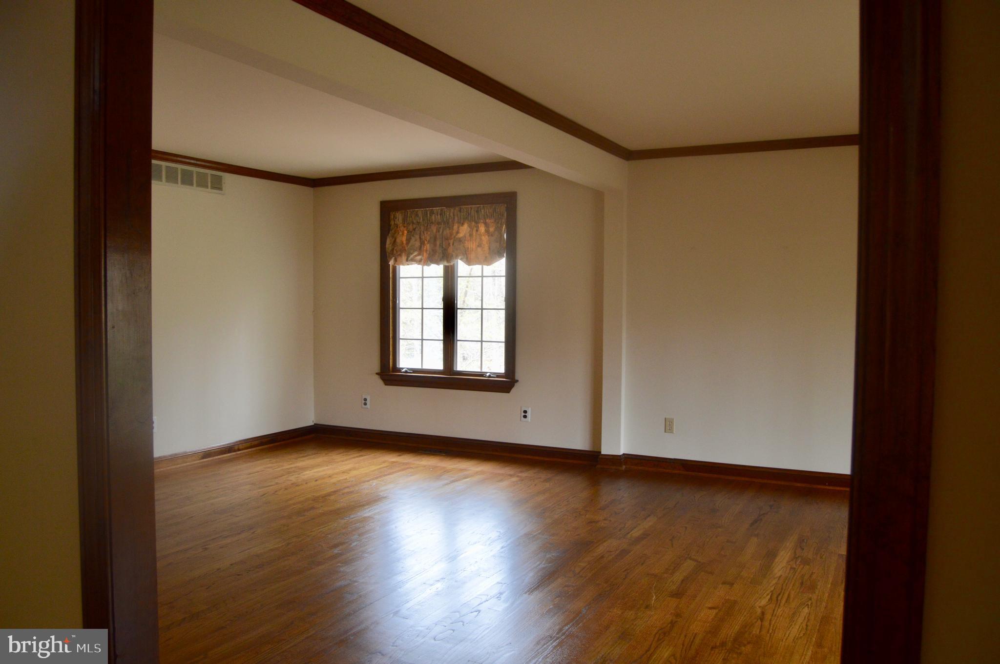 8 Kingswood Road Shamong, NJ 08088 - Photo 27 of 46 Living Room
