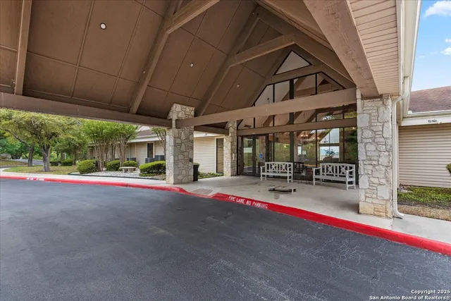 a view of a backyard