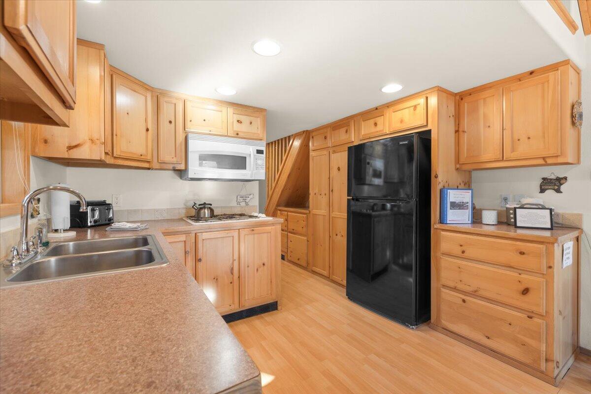 7900 Hyatt Prairie Road, Unit 25 Ashland, OR 97520 - Photo 10 of 20 Fridge