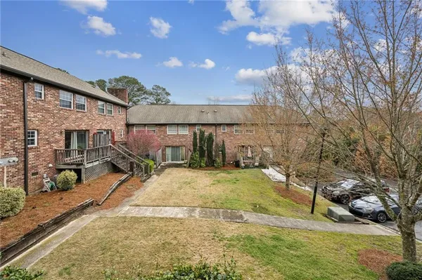 a view of a backyard