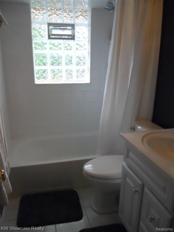 97 Scott Lake Road Waterford, MI 48328 - Photo 12 of 13 BATHROOM.JPG