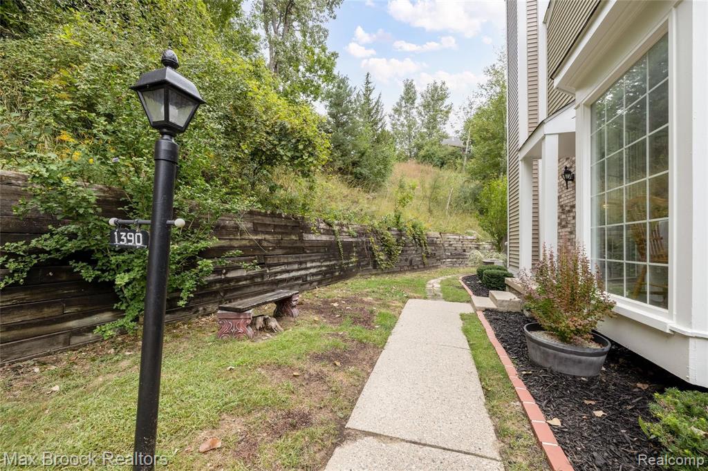 1390 Crescent Lane Rochester Hills, MI 48306 - Photo 3 of 27